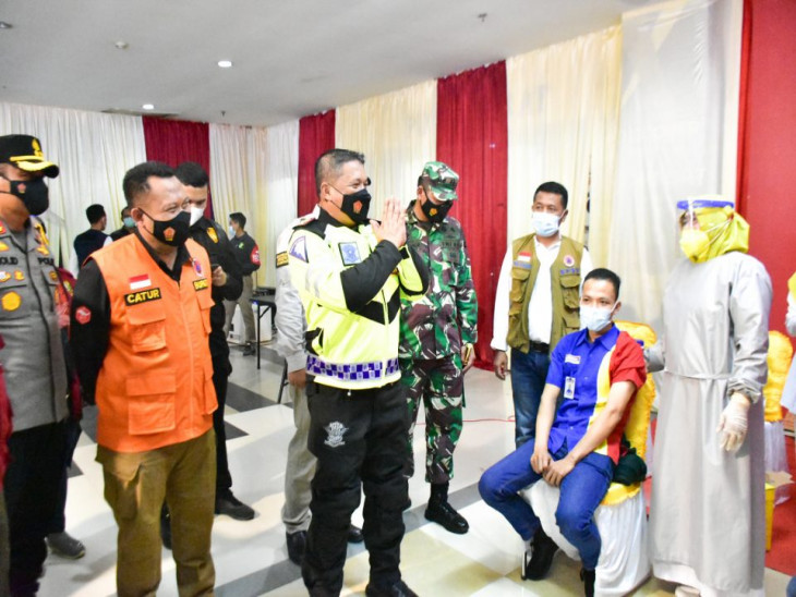 Tinjau Vaksinasi Covid-19, Kapolda Riau Apresiasi Bupati Kampar dalam penanganan Covid-19