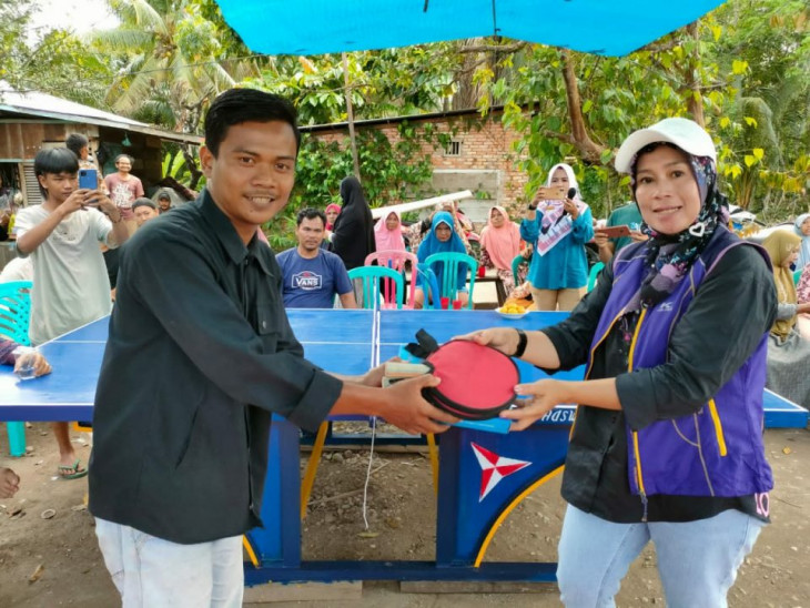 Usai Buka Turnamen Futsal UFC, Haswinda Serahkan Bantuan Sarana Olahraga di Beberapa Desa