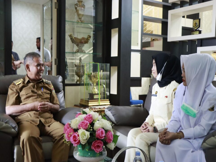 Pj Bupati Kampar Terima Sri Mulyani Sundari Puteri, Pembantu Protokoler Istana Pada HUT RI ke 77 Tahun 2022.