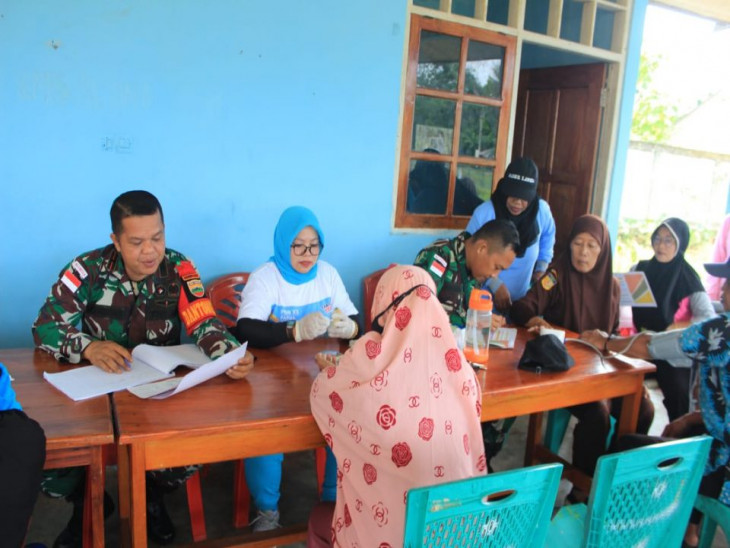 Sinergitas Satgas Pamtas Yonif 132/BS Dan Puskesmas Kp.Wonorejo Adakan Pelayanan Kesehatan Kepada Lansia