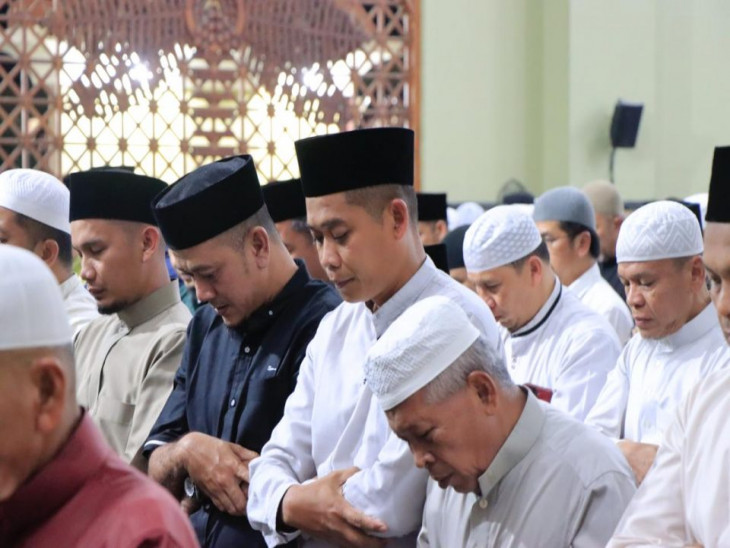 Bersama Pj. Bupati Kampar Dan Imam Dari Mesir, Danyon 132/BS Ikuti Shalat Taraweh Berjamaah