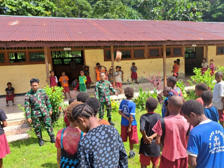 Prajurit Bima Sakti Mengajar Di Sekolah Perbatasan