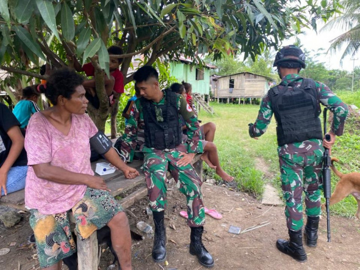 Membangun Kesehatan Masyarakat Yang Tangguh, Prajurit Bima Sakti Datangi Masyarakat Perbatasan Papua