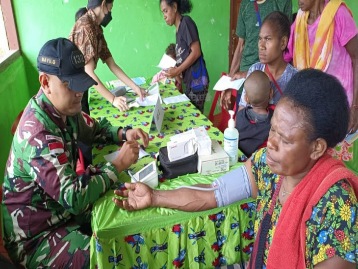 Satgas Yonif 132/BS Gandeng Yayasan Dian Harapan Papua Untuk Berikan Pelayanan Kesehatan Bagi Masyarakat.