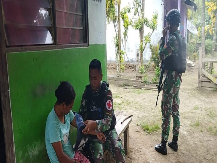 Satgas Yonif 132/BS Berikan Pelayanan Kesehatan Gratis.