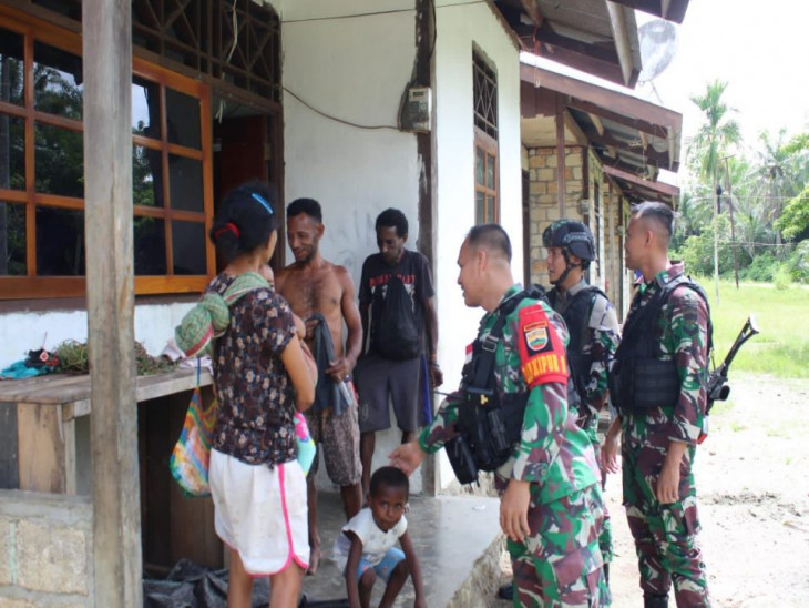 Satgas Pamtas Yonif 132/BS Menyapa Masyarakat Kp.Kwimi.