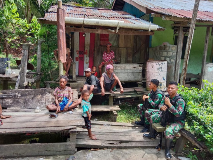 Satgas Yonif 132/BS Terus Aktif Menjalin Silaturahmi Dengan Masyarakat Kampung Kali Lapar.