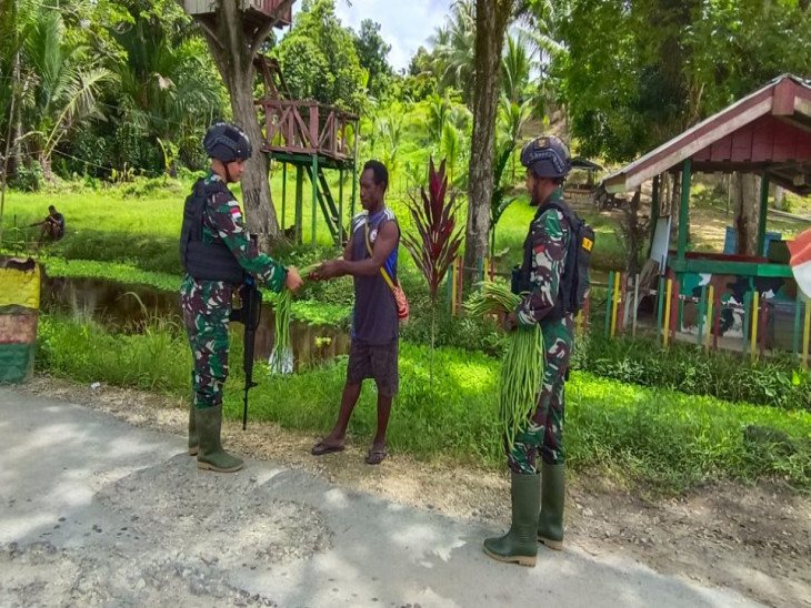 Panen Raya, Satgas Yonif 132/BS Bagikan Hasil Panen Kepada Masyarakat.