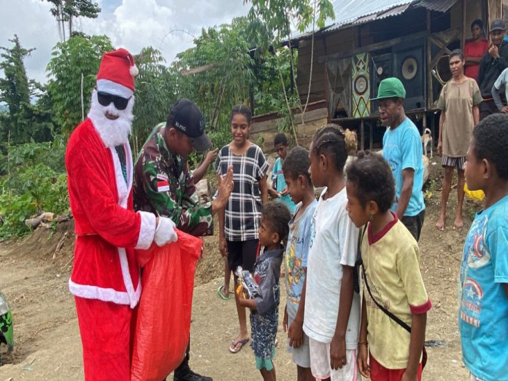 Santa Claus Datang Bawa Hadiah Untuk Masyarakat