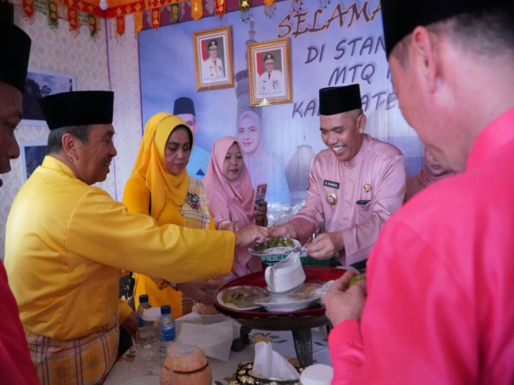 Tampilkan Kuliner Khas Kampar, Pengunjung Serbu Es Tebak Kampar.