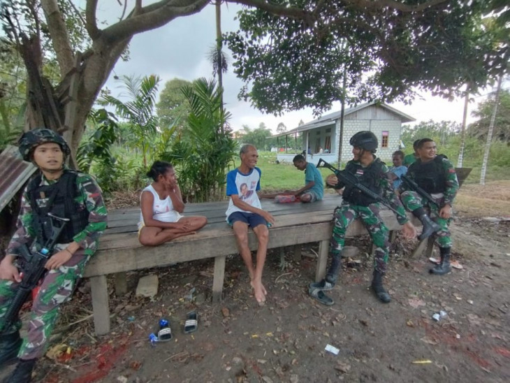 Canda Tawa Satgas Yonif 132/BS Dengan Masyarakat Kp.Yamara