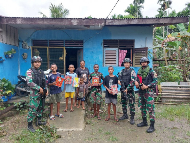 Tingkatkan Semangat Belajar Anak-Anak Di Perbatasan Papua, Satgas Yonif 132/BS Bagikan Seragam Sekolah