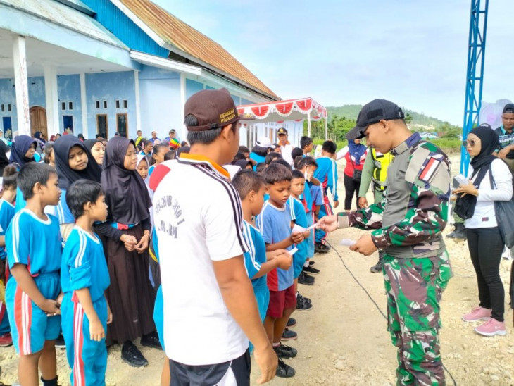 Bersinergi Dengan Masyarakat, Satgas Pamtas Yonif 132/BS Ikut Memperingati HUT Kp.Sanggaria.