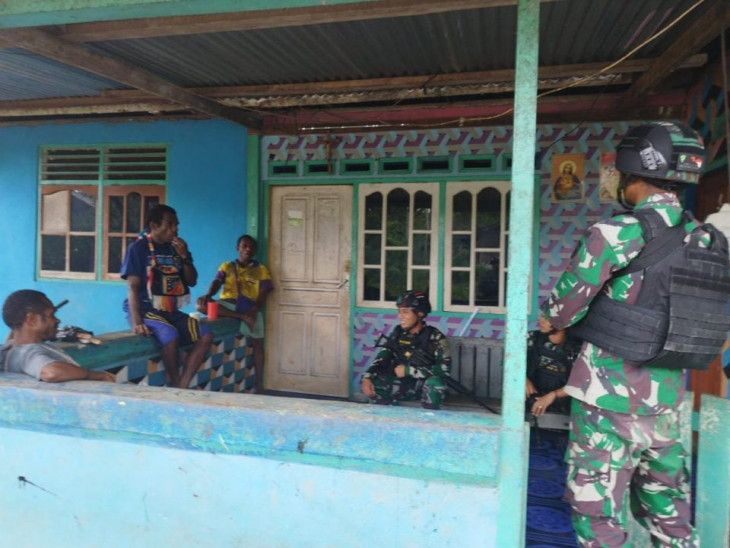 Satgas Yonif 132/BS Sambangi Rumah Salah Satu Tokoh Pemuda Distrik Waris.