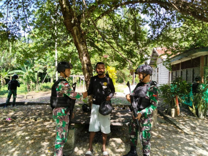 Anjangsana Satgas Yonif 132/BS Ke Rumah Tokoh Pemuda Kp.Sanggaria.