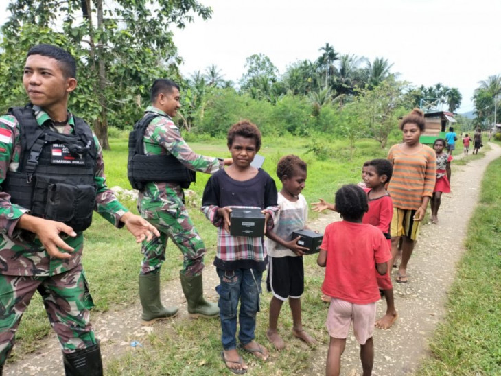 Meningkatkan Kedekatan Dengan Masyarakat Satgas Pamtas Yonif 132/BS Pos Bendungan Tami Melaksanakan Anjangsana.