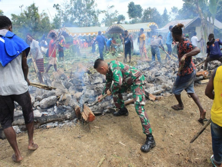 Satgas Pamtas Yonif 132/BS Bersama Masyarakat Keerom Gelar Acara Bakar Batu