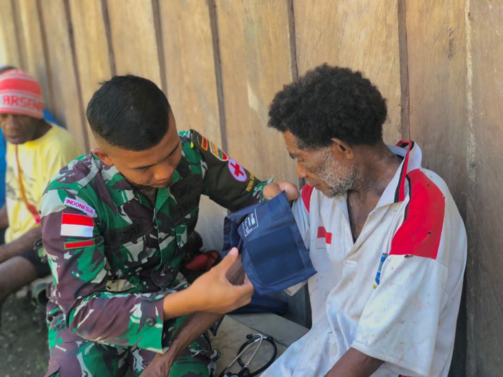 Peduli Kesehatan masyarakat, Satgas Pamtas RI-PNG Yonif 132/Bima Sakti Berikan Pelayanan Kesehatan ke Desa Ampas.