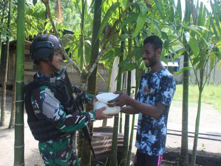 Momen Idul Fitri 1444H Dimanfaatkan Satgas Yonif 132/BS Berbagi Dengan Masyarakat Papua.