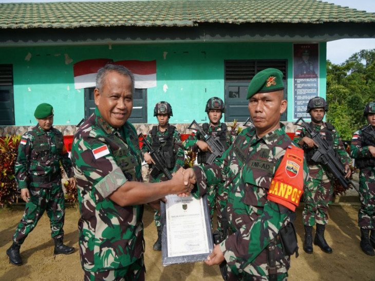 Pangdam XVII/Cend Berikan Penghargaan Kepada Prajurit Satgas Yonif 132/BS.