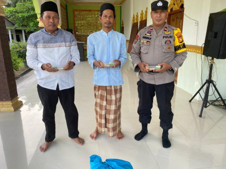 Tokoh Masyarakat Tapung Hilir Sugianto Membagikan 200 Kotak Takjil Kepada Masyarakat Tapung Hilir