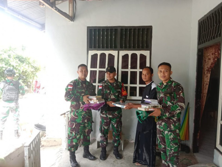 Satgas Pamtas RI-PNG Yonif 132/BS Bagikan Kitab Suci Al-Quran Untuk TPQ Al-Hikmah di Perbatasan Papua.