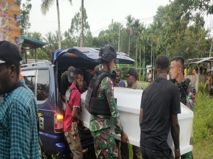 Peduli Duka Masyarakat, Satgas Yonif 132/BS Bantu Prosesi Pemakaman Masyarakat Kp. Piawi Yang Meninggal.