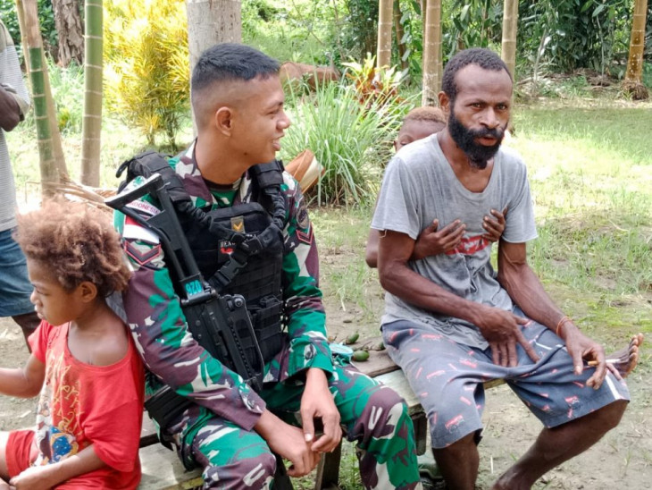 Satgas Pamtas RI-PNG Yonif 132/BS Mengunjungi Kp.Uskuar Untuk Menyapa Masyarakat.