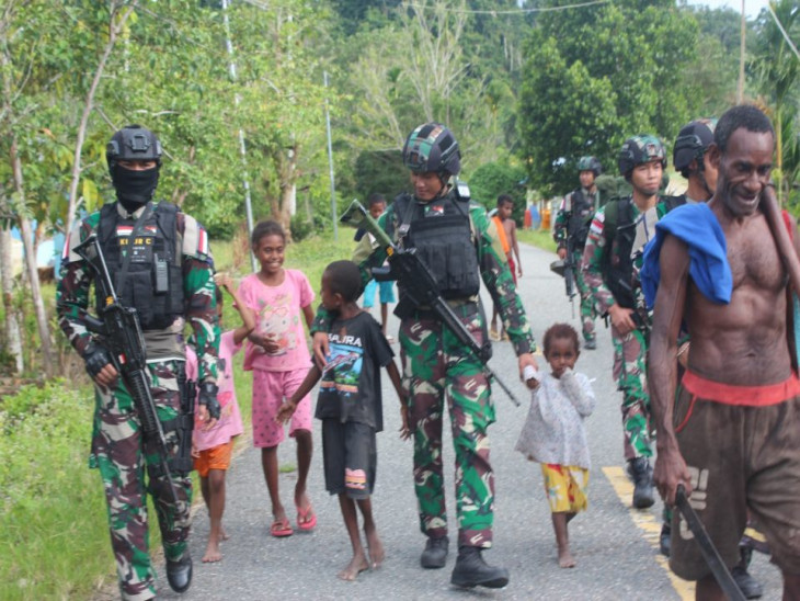 Perkuat Ikatan Persaudaraan, Satgas Yonif 132/BS Mengunjungi Tokoh Adat Kp.Kalibom*+.