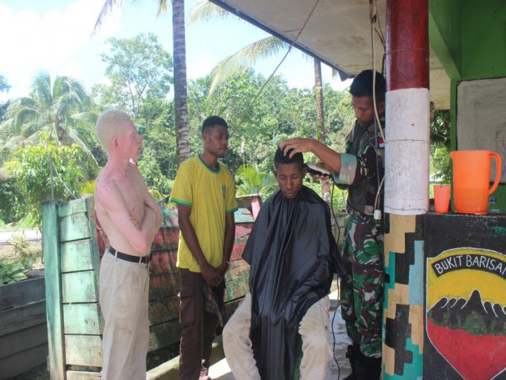 Masyarakat Papua Rela Jalan Kaki Ke Pos Satgas Yonif 132/BS Hanya Untuk Cukur Rambut.