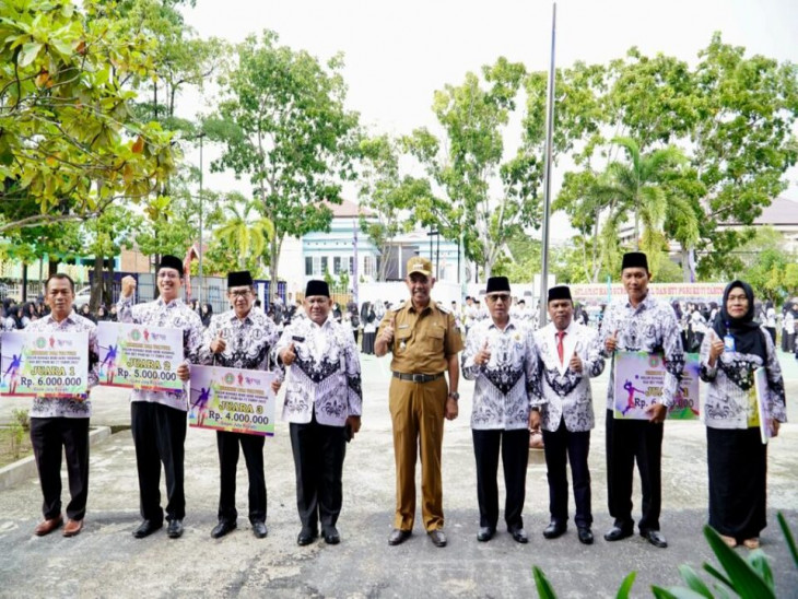 Peringatan HGN 2022 Tingkat Kabupaten Kampar, Kamsol Serahkan Hadiah bagi Pemenang Lomba.