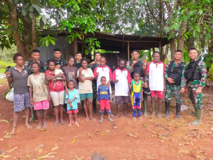 Satgas Pamtas Yonif 132/BS Berbagi Berkat Kepada Masyarakat.