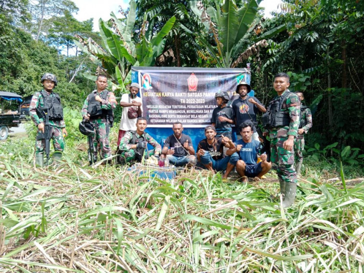 Prajurit Bima Sakti Bergotong Royong Bersama Masyarakat Ciptakan Lingkungan Sehat.