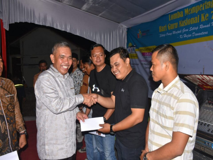 Hadiri Penutupan Lomba Hari Guru Nasional di Pondok Indah Residence Desa Rimbo Panjang, Pj Bupati Kampar Serahkan Hadiah Pemenang Lomba.