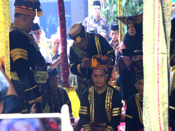 Penobatan Rino Effendy Sebagai Dt. Malano Persukuan Domo Piangan Kenegerian Air Tiris. Sekda Kampar Yusri ; Lestarikan dan Jaga Adat Istiadat Kampar