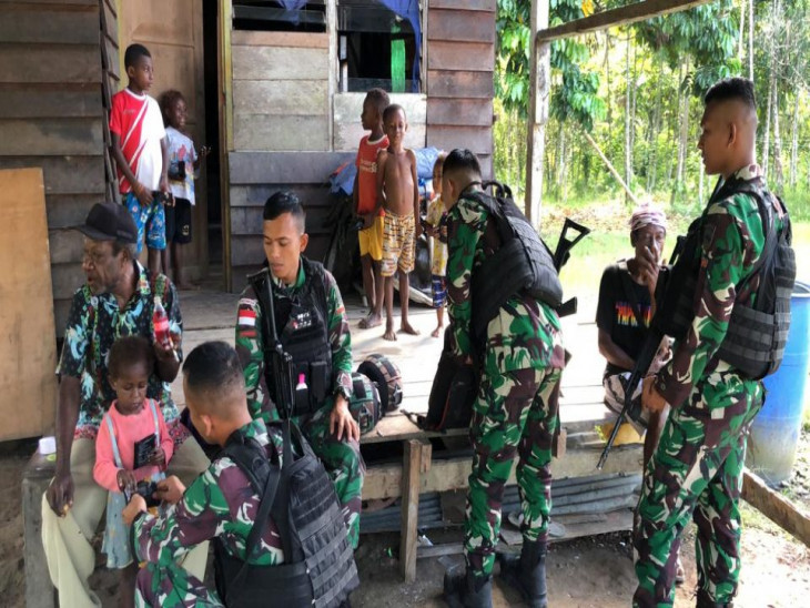 Kebersamaan Satgas Yonif 132/BS Dengan Masyarakat Kp. Ampas