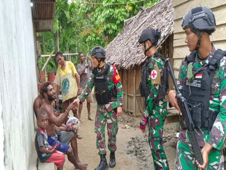 Satgas Yonif 132/BS Berbagi Kebahagiaan Dengan Memberikan Sembako Kepada Masyarakat.