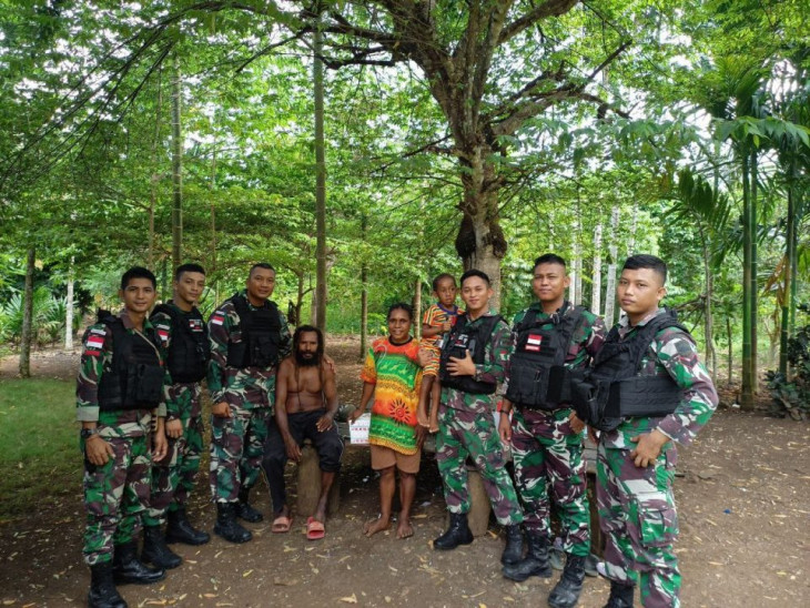 Jum’at Berkah, Satgas Yonif 132/BS Keliling Bagikan Makanan Kepada Masyarakat Muara Tami