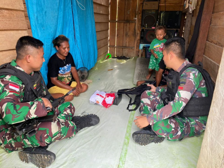 Pengabdian Tanpa Batas, Satgas Yonif 132/BS Berkeliling Kunjungi Rumah Masyarakat Di Kp. Pitewi