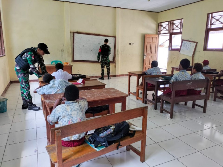 Satgas Yonif 132/BS Mengajar Di SD YPPK Epinosa Kp.Kalimo.