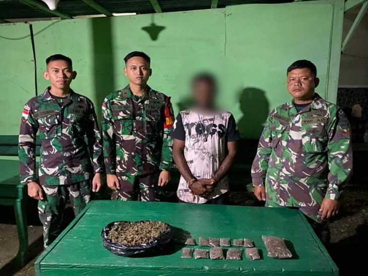 Sadar Bahaya Narkoba, Masyarakat Serahkan Ganja Kepada Satgas Yonif 132/BS.