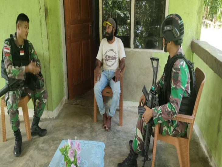 Satgas Yonif 132/BS Sambangi Rumah Tokoh Pemuda Kp.Piawi.