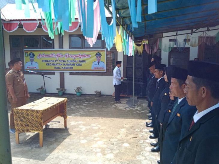 11 Perangkat Desa Sungai Paku Dilantik, Camat dan Kepala Desa Tegas Minta Layani Masyarakat Sepenuh Hati.