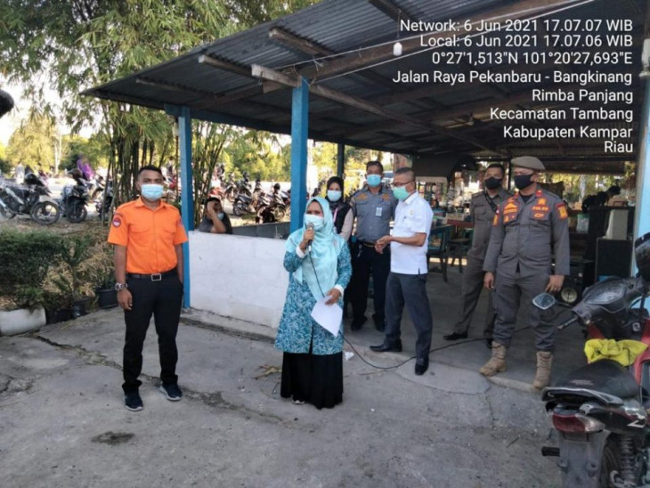 Tak Kenal Hari Libur, Tim PPKM Tambang Serahkan 20 Peket Sembako dan Penegakan Prokes