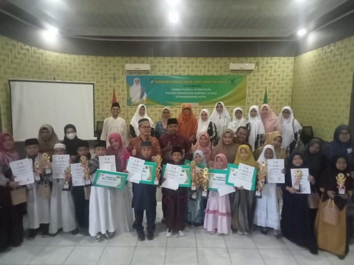 Rausan Fikri Azzur. P dari Bangkinang Kota dan Sabrini Ramadhani dari Kecamatan Tambang Sabet Juara I Pildacil BKMT Kampar.