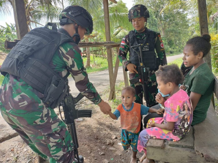 Dedikasi Satgas Yonif 132/BS Berikan Pengobatan Gratis Kepada Masyarakat Di Perbatasan RI-PNG.