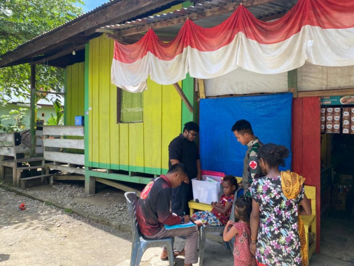  Peduli Terhadap Kesehatan Masyarakat, Satgas Pamtas RI-PNG Yonif 132/BS Bersama Puskesmas Arso Timur Melaksanakan Posyandu.