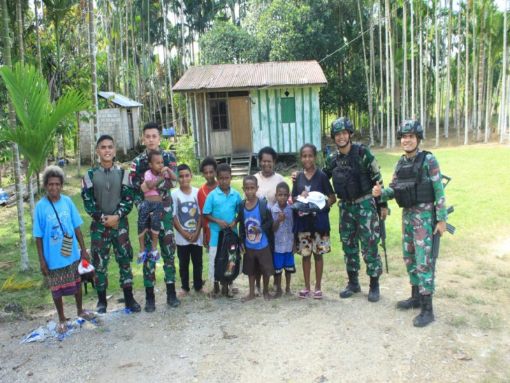 Satgas Pamtas RI-PNG Yonif 132/BS Membawa Kebahagiaan Bagi Masyarakat Perbatasan Papua.