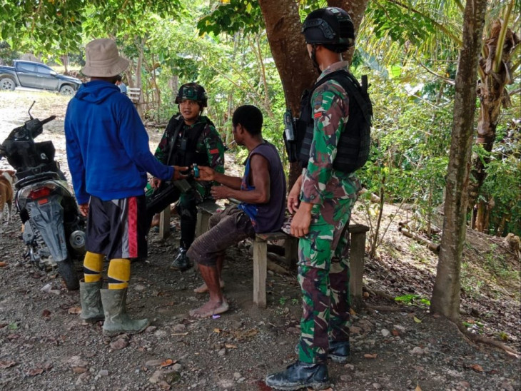 Jalin Silaturahmi, Personil Satgas Pamtas RI-PNG Yonif 132/BS Melaksanakan Anjangsana Ke Kampung Banda.