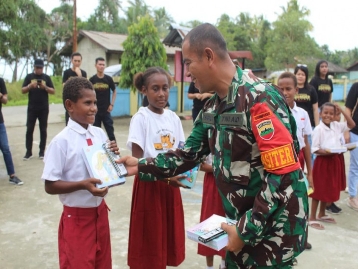 Satgas Yonif 132/BS Bersama Horison Hotels Group Mendukung Kemajuan Pendidikan Di Perbatasan RI-PNG.